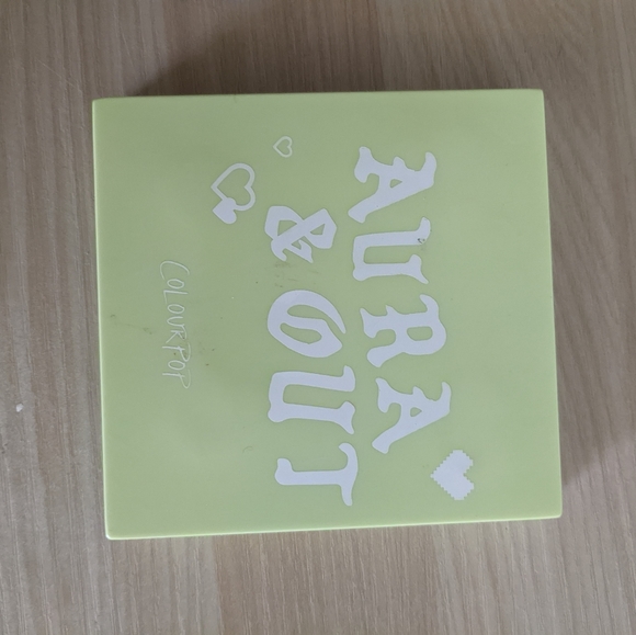 DESCONTINUED Colourpop Aura & out palette - Picture 2 of 3